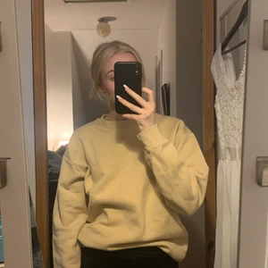 Beige/grå sweatshirt - Detta är en sweatshirt som är beige/ljusbrun och är i storlek S. Den är ganska stor i storleken tycker jag, och sweatshirten är ursprungligen från Lager 157🤍 Jag har använt denna 2/3 gånger men den är annars i gott skick.