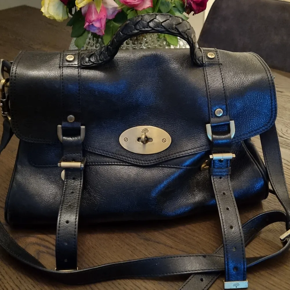Mulberry väska i svart läder. Inköpt på secondhand hand. Mått 40× 30. Spårbarhet frakt ingår i pris.. Väskor.