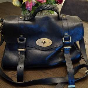 Mulberry väska i svart läder. Inköpt på secondhand hand. Mått 40× 30. Spårbarhet frakt ingår i pris.
