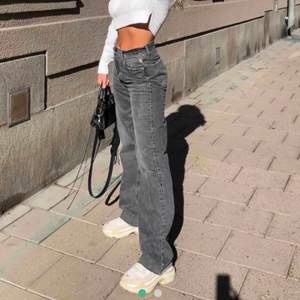 Supersnygga zara jeans i full length i en trendig grå färg🖤💫✨ inte mycket använda så är i väldigt bra skick!  