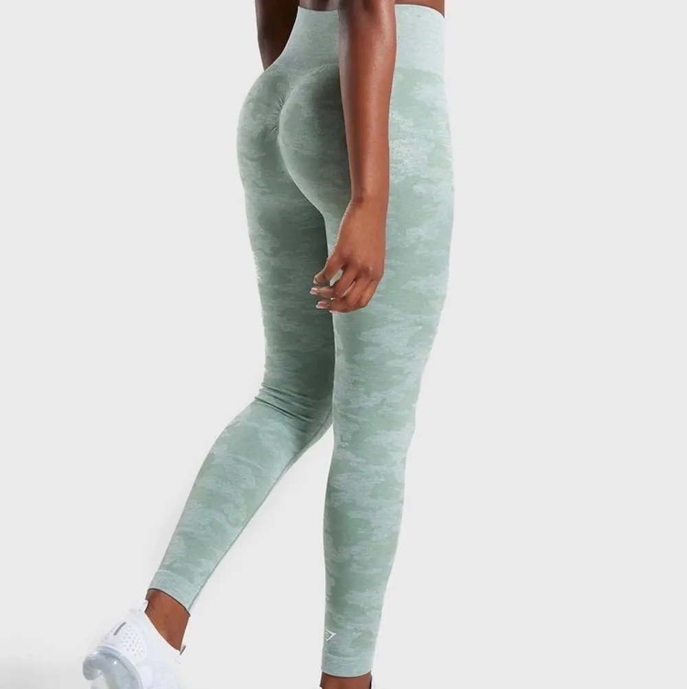 Helt nya gröna camo gymshark tights, endast använd enstaka gång. Storlek Xs. Jeans & Byxor.