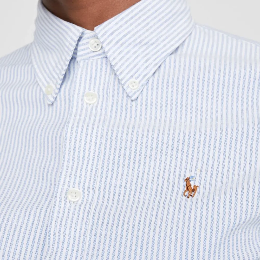 Blåvit randig skjorta från Ralph Lauren i mycket bra skick! Snygg och fräsch till sommaren 🤍💙 Köparen står för frakten. Skjortor.