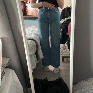 Blåa vida jeans (Gina tricot) - Lite För korta för mig som är 180, men långa på en kortare person 