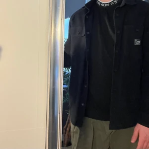 Super snygg clean LEE overshirt - En riktigt snygg o clean overshirt till sommaren! Plagget är oanvänt och ett riktigt härligt kap till dig:) Tveka inte att skriva till mig om ni undrar något! Storleken är S men passar även M superbra