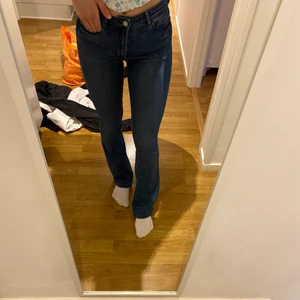 Bootcut jeans - Ett par Bootcut jeans ifrån hm. Inte i hårt jeansmaterial så därför är dem väldigt bekväma. 