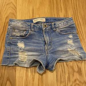 Här är ett par jättesnygga jeans shorts!! 💙💜💚 De är så sköna!! Från 🚨ZARA🚨 De är så strechiga, passar mig perfekt även om de inte är min exakta storlek!! 