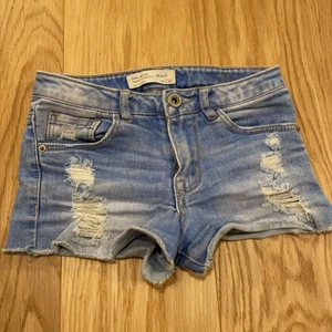 Jeans shorts - Här är ett par jättesnygga jeans shorts!! 💙💜💚 De är så sköna!! Från 🚨ZARA🚨 De är så strechiga, passar mig perfekt även om de inte är min exakta storlek!! 