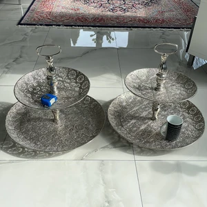 Serveringsfat - Två fina serveringsfat i fin mäster. 34 cm diameter uppe och 56 cm diameter nedre. En för 300kr båda för 500kr. Priset kan sänkas vid snabbaffär 