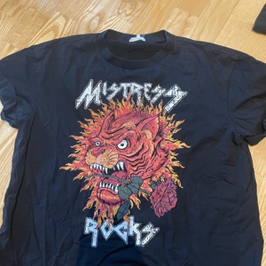 T-shirt med tryck - T-shirt från mistress rocks. Använd fåtal gånger. Jättefin kvalite.