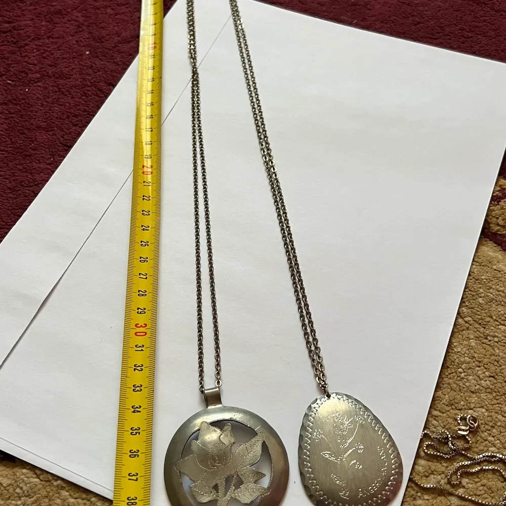 Du 2st jätte snygga halsband med hänge tenn . Ca 70cm . 150kr:st . Accessoarer.