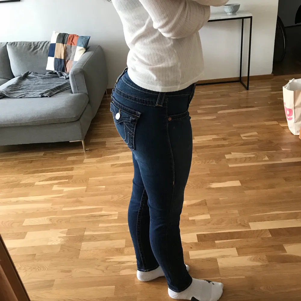 True Religon jeans köpta i NY för 1600 SEK 2020. Jeansen är i storlek 29 och passar perfekt på mig. De är skinny men ändå super bekväma och man kan röra sig i dem. . Jeans & Byxor.