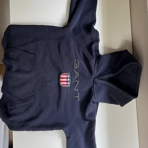 GANT Hoodie  - Säljer en Äkta Gant hoodie pga ingen användning :( Tröjan är i ett bra skick och passar till en 12-11 åring. Den köpte jag för 899kr och säljer för 400kr priset kan diskuteras :) kontakta mig om du är intresserad eller ngt annat. 