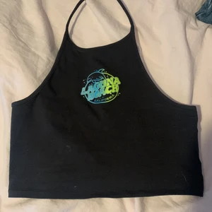 H&M hulter top svart - Stl Xs från H&M den passar som en s-m använde mycket förra sommaren men nu är den för liten så jag säljer den :) köpte den för 100kr 