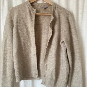 HM kofta - En fin kofta från hm, ganska knottriga armar där av priset! Men annars väldigt fint skick❤️