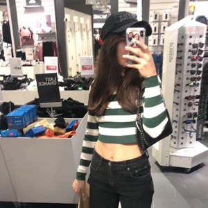 Grön vit randig kroppad tröja - Säljer denna randiga croppade tröja från zara då jag rensar gaderoben!! Jättefin och gillar den väldigt mycket, kom privat för fler frågor och bilder✨✨