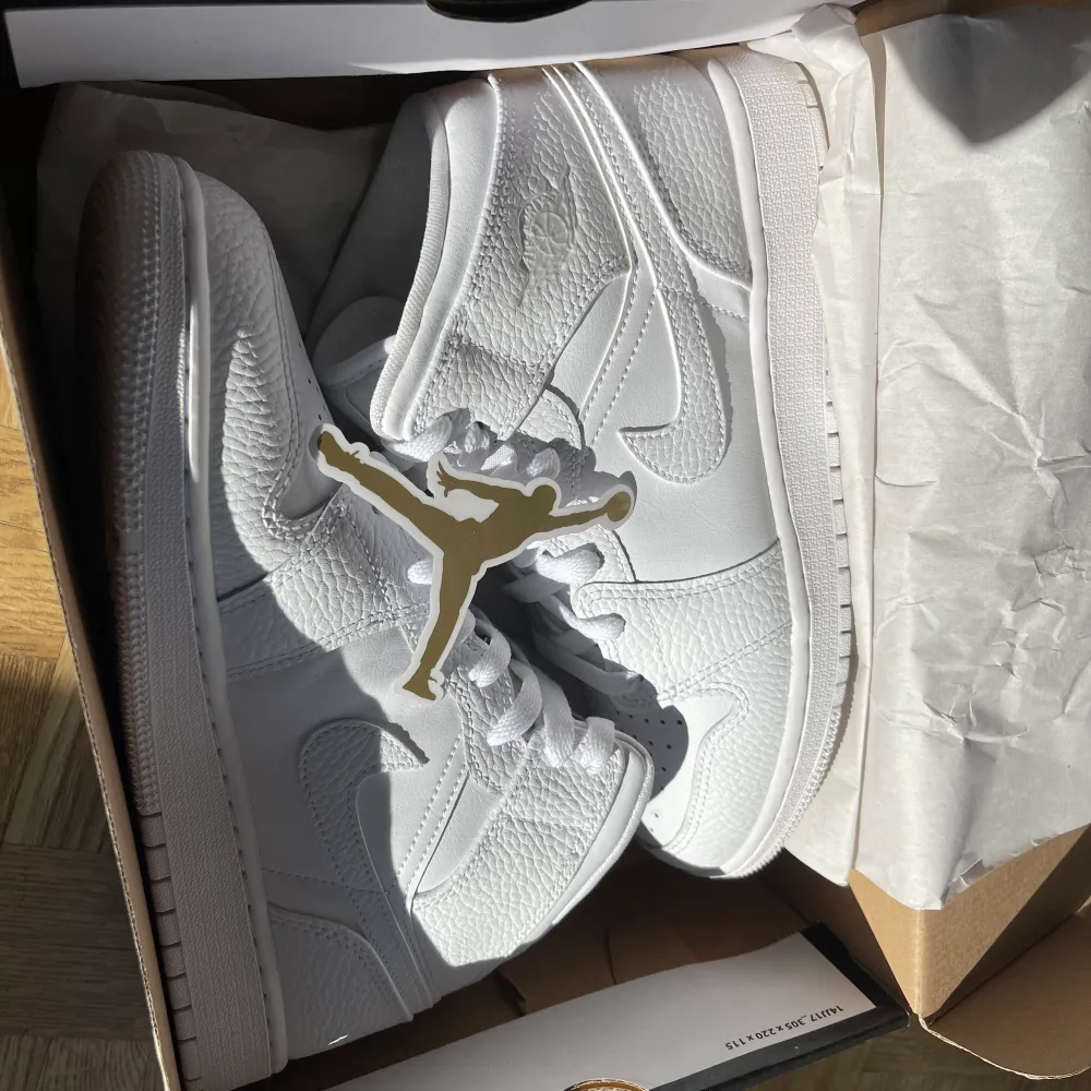 Air jordan 1 for sale, size 40 but fits 39.I only used them for 1 day,and i want to sell them because i dont need them right now.They are brand new,not even creased a little bit and they are not dirty.They go with every outfit.The box is included.They are authentic.. Skor.