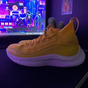 Curry Flow 8 - Säljer mina Curry flow 8 Smooth Butter Flow, jag använder inte dem här skorna och skulle behöva lite pengar, köpt för 1800kr säljer för 1200kr använd 1-2 gånger syns inte att dem är använda, Ingen box ingår.