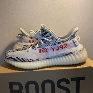 Yeezy Boost 350 V2 Zebra - Storlek 41 1/2 använda få tal gånger. Lådan och kvitot finns men inte sko pappret. Om du skulle va intresserad skriv bara