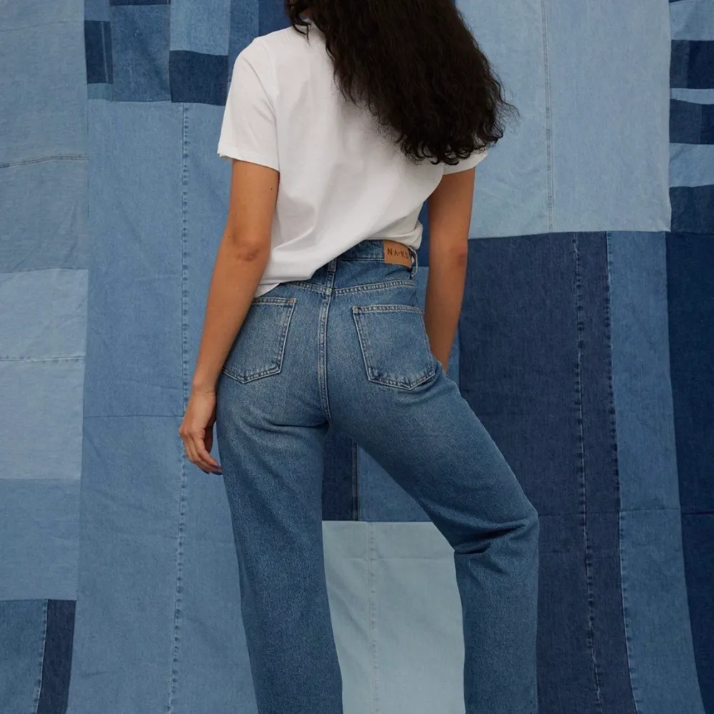 Mörkblåa jeans i bra skick då de aldrig blev använda eftersom de inte va rätt i storlek. Ekologiska raka jeans med högmidja från NA-KD i storlek 38. ✨Nypris 429 kr!✨. Jeans & Byxor.