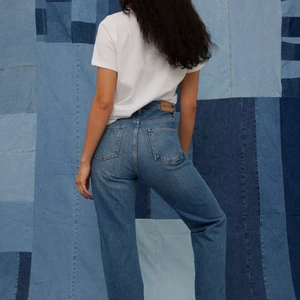 NA-KD jeans storlek 38 - Mörkblåa jeans i bra skick då de aldrig blev använda eftersom de inte va rätt i storlek. Ekologiska raka jeans med högmidja från NA-KD i storlek 38. ✨Nypris 429 kr!✨
