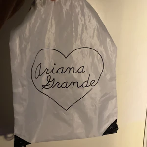 Ariana Grande VIP Väska - Ariana Grande västa som man fick när man köpte VIP på Honeymoon Tour 2015. Ganska rare. Aldrig använd. Bra skick.