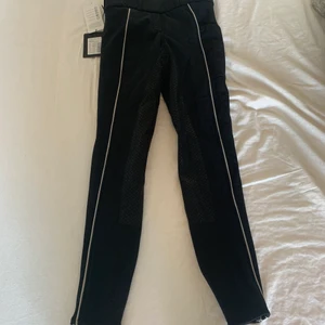 Kingsland Ridbyxor i nyskick  - Nya ridbyxor från kingsland säljes. Aldrig använda och prislappen sitter kvar. Säljes pga för små för mig. De är i stl 32. Nypris 2000kr säljes för 1100kr + frakt😊