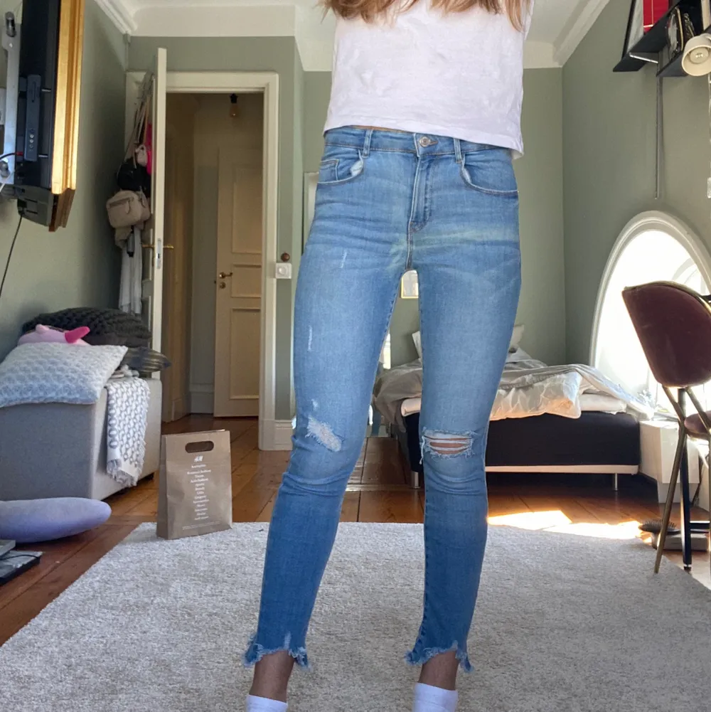 Säljer dessa skinny jeans med hål ifrån Zara, storlek 152 men är själv 1,67 och sitter på mig som på bilderna så skulle säga att de passar folk från 150-170, använda 2 gånger så helt i nyskick!. Jeans & Byxor.