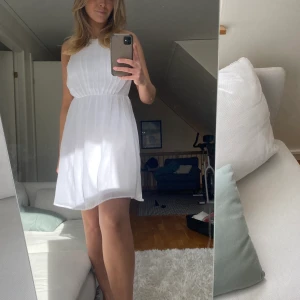 Vit klänning (studentklänning) - Säljer denna supersnygga vita klänningen som passar perfekt till studenten 2022! Nypris 699kr. Aldrig använd, endast provad och alla lappar kvar. Veckat tyg som är smickrande med en markerad midja! Skriv om ni undrar nåt💓