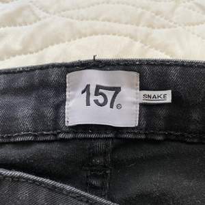 Säljer nu mina svarta jeans från lager 157 då dom inte kommer till användning. Storleken på jeansen är M men skulle säga att dom även passar S. Dessa jeansen är high waist.