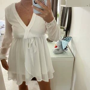 Vit Klänning  - Från Nelly, storlek 36. Frakt tillkommer