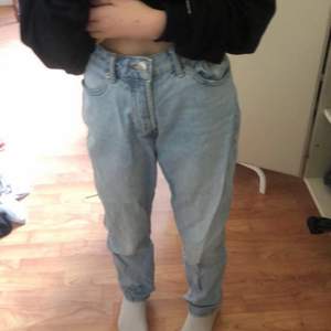 Ett par superfina ljuablåa jeans från FBsisters!! Strl XS!! Köptes för 250 kr men jag satsar på billigt. ❤️😊