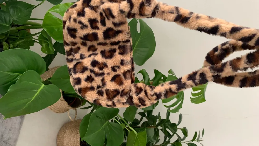 Säljer denna helt nya fluffiga leopard väskan. Den har dragkedja och långt axelband.. Väskor.