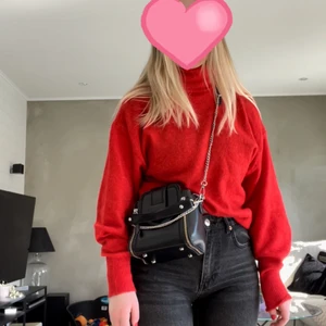 Röd stickad tröj - Säljer denna helt oanvända röda stickade tröjan❤️ den har polokrage. superfin men bara inte min stil längre. Storlek XS men den är väldigt stretchig. Passar XS-M