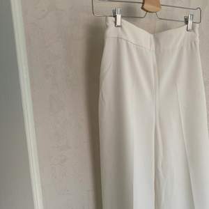 Vida, vita kostymbyxor från Zara! Supersnygga! Använt Max 2 ggr. Köpare står för frakt 