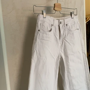Korta vida jeans - Jeans! Snygga! Vita. Märke BDG köpta på Urban Outfitters. Storlek W26 L30. 