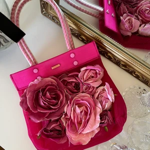 Rosa väska med rosor - Cool väska söker nytt hem💕 inga slitningar alls