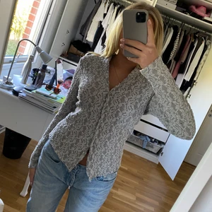 Unik blus med silvriga detaljer💖 - Silvrig blus med spets, köpt vintage👸🏼 Perfekt till festligare tillfällen!! 