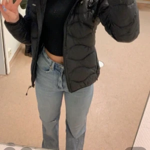 Jeans  - Säljer dessa jättefina jeans från hm som är helt slutsålda. Dom sitter helt perfekt men är lite för korta på mig som är 177cm😢💖 köptes för 400 och är endast använda en gång 