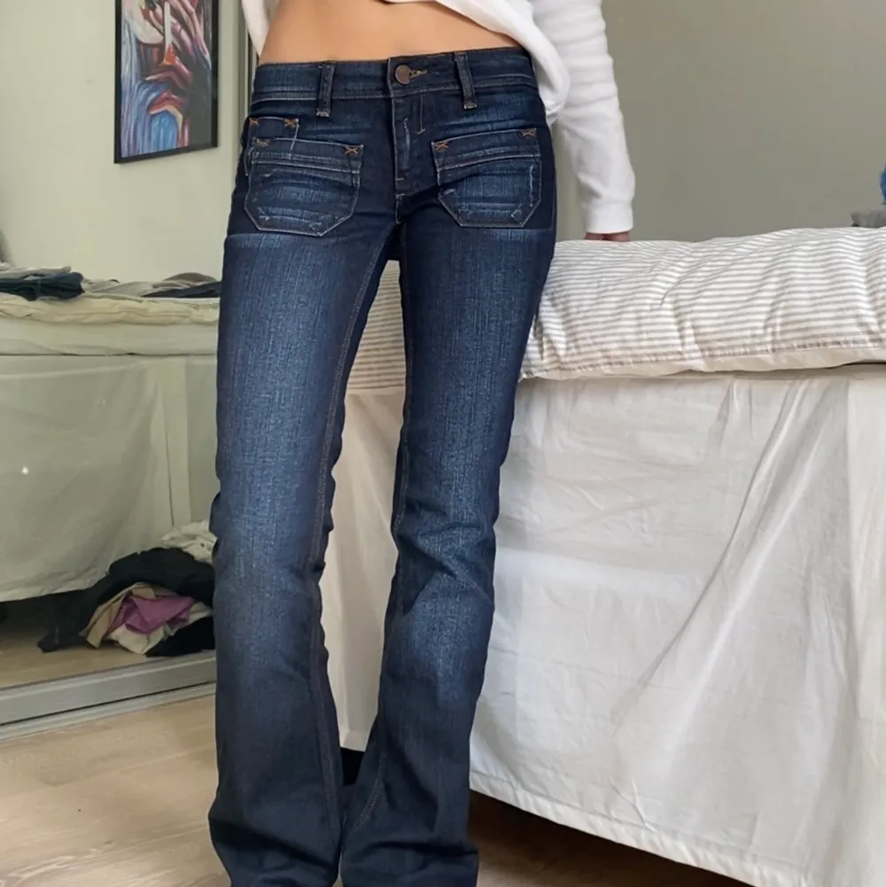 Lågmidjade jeans i mörkblå. Innerbenslämgden är 81 cm och måttet tvärs över midjan är 37 cm💗. Jeans & Byxor.