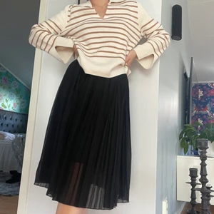Plisserad kjol - Säljer denna svarta plisserade kjolen från NAKD i storlek XS men funkar även på S. I superfint skick! Skicka meddelande vid intresse/frågor☺️