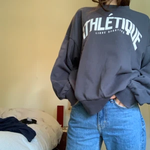 Hoodie - Super snygg hoodie med tryck, använd få gånger och i bra skick. Köparen står för frakten men går även att mötas upp. Hör av er om ni har frågor eller vill ha fler bilder💕