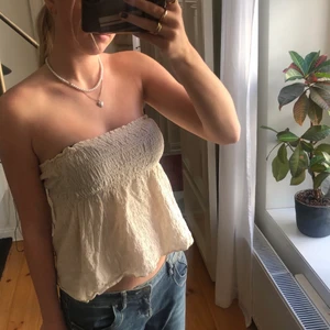 Zara topp - Super snygg somrig topp från zara! Går att ha både som en bandaeu och som ett ”linne”. Köpt för 260 kr