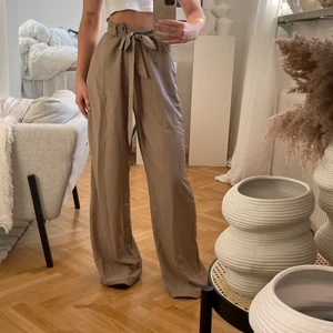 Beiga kostymbyxor - Superfina kostymbyxor från Nakd, lite långa på mig som är 168 cm, funkar dock superbra med klackar. Rensat garderoben, vill ni ha flera plagg går det att ordna paketpris & samfrakt!😄