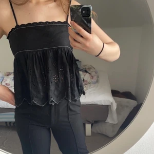 Volang linne  - Svart volang topp från zara!! Öppen i ryggen, med knytning. Perfekt till sommaren🤩 (finns inte kvar på hemsidan) 