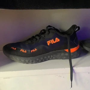 Fila skor 43 - Snygga fila skor i storlek 43 i väldigt bra skick, använda ute ca2-3 ggr och inne 2 ggr