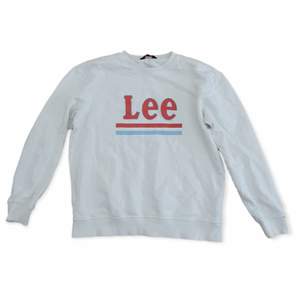 Säljer min vita Lee tröja i storlek L. Den är knappt använd och är i bra skick. Nypris 800 kr. Frakt tillkommer. Knappt använd.