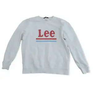 Säljer min vita Lee tröja i storlek L. Den är knappt använd och är i bra skick. Nypris 800 kr. Frakt tillkommer. Knappt använd.