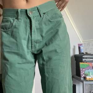 Unika gröna jeans köpa second hand. Blanding mellan tapered och straight ben. Säljer då dem är lite korta för mig. Jag jag har den lågmidjat/mellan då de är lite stor i midjan, men de går även att ha högre om man vill det!