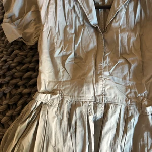 Grå klänning - En grå puffig klänning i storlek S. Sitter superfint i midjan och får än att se kurvig ut. 