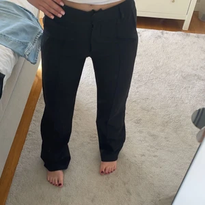 Kostymbyxor - Ett par favoriter från madlady! Så fina kostymbyxor som är mid rised! Nypris 500kr. Väldigt bra skick. Köp direkt för 600kr, säljer endast vid bra pris!